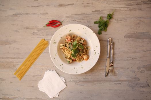 Espaguetis con camarones al ajillo