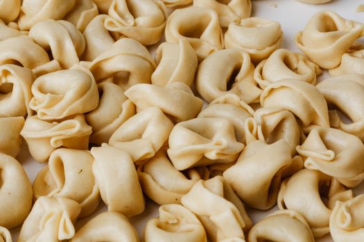 Tortellini con crema y jamon