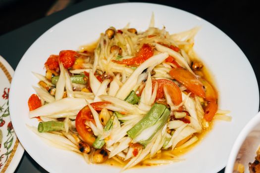 Salada de Mamao Verde Som Tam