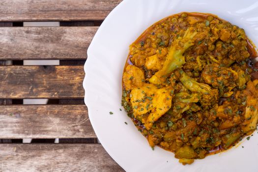 Pavo guisado con verduras y curry suave