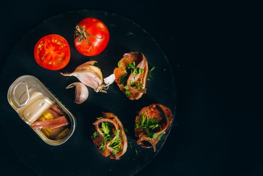 Bruschetta de tomate y albahaca
