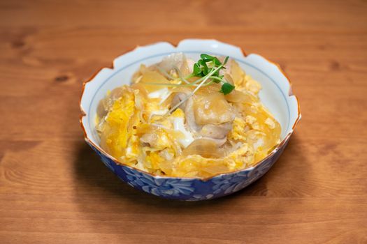 Oyakodon de pollo y huevo