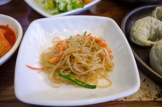 Japchae de fideos de batata