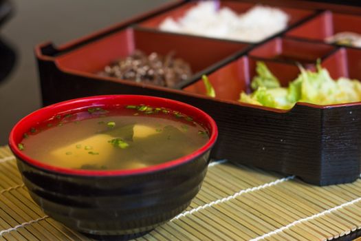 Sopa miso com tofu e legumes