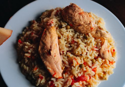Sopa de fideos con pollo